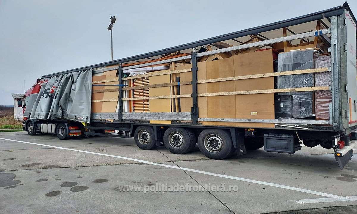 Un german a venit în județul Satu Mare cu opt tone de ”ajutoare”. Trimis acasă cu tot cu ”marfă”