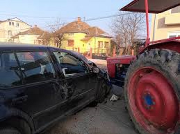 SATU MARE. Un tractorist beat pulbere s-a urcat cu tractorul peste mașina unei femei