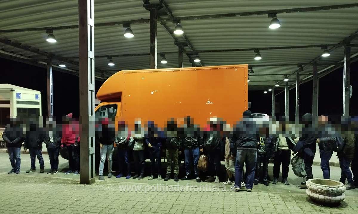 FOTO/VIDEO. Tupeu uriaș în Vama Petea! Camionete pline cu zeci de migranți, mai mulți români arestați preventiv