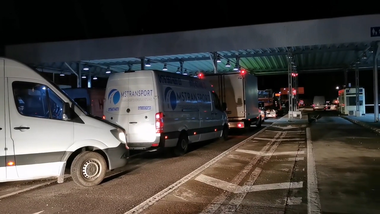 VIDEO. Coșmar în Vama Petea. A căzut sistemul, apoi s-a luat curentul, blocaj total