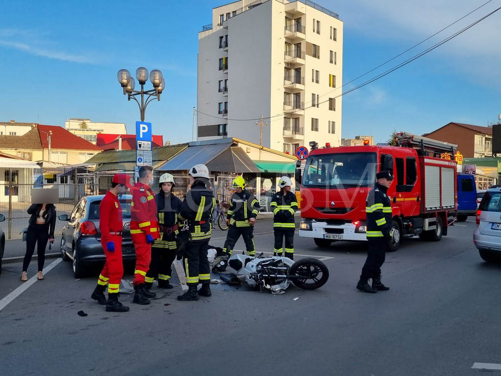 FOTOGALERIE. Accident la Piața Mare. Motociclist lovit de mașină. Trei autoturisme avariate