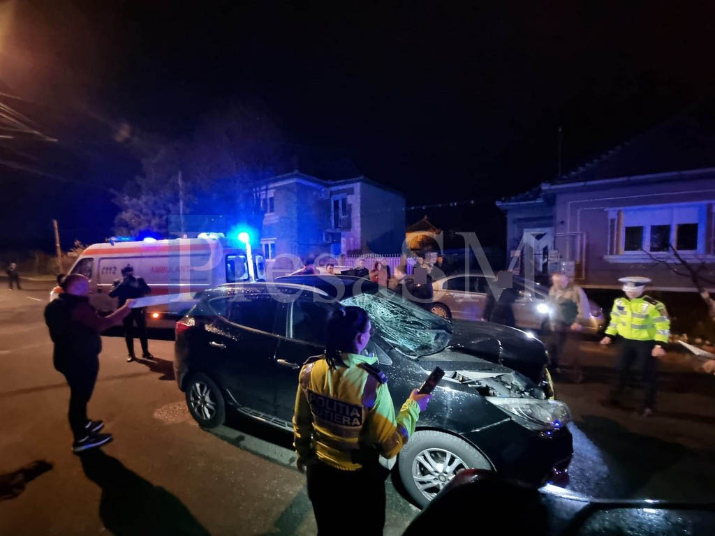 FOTO. Sătmărean lovit în plin de mașină, dus pe capotă  zeci de metri. Victima, inconștientă