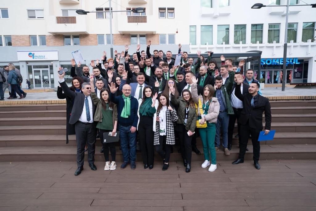 FOTO. Tinerii de la Forța Dreptei, școală de vară la Satu Mare. Strângere de semnături pentru interzicerea reclamelor la jocurile de noroc