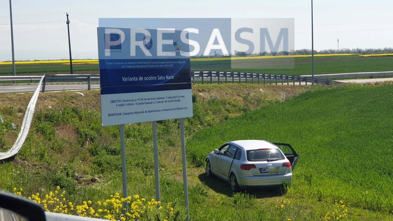 FOTO. Accident pe centura Sătmarului. Mașină ieșită în decor, parapet spart