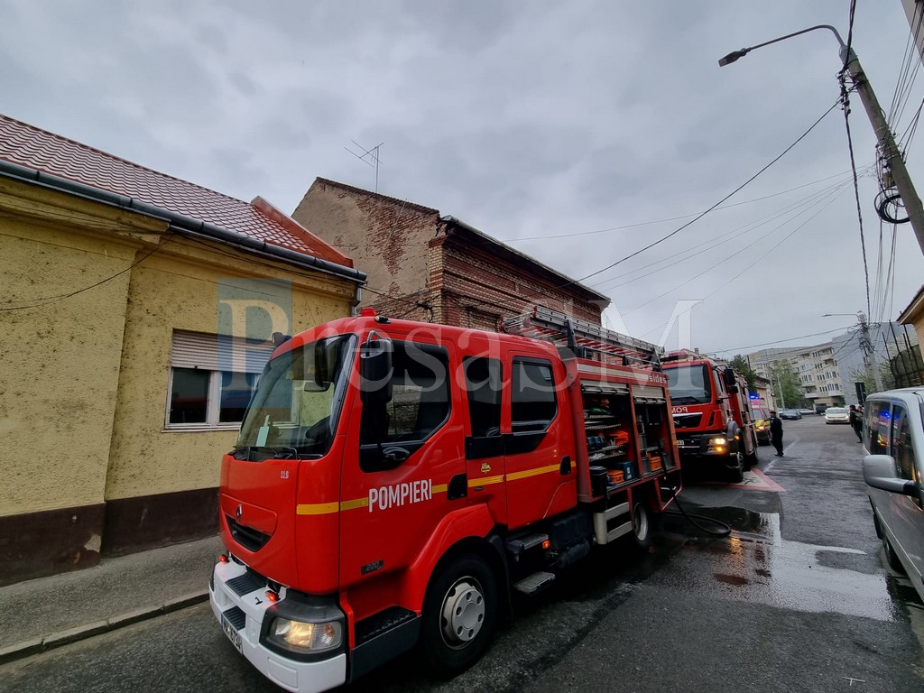 FOTO/VIDEO. Incendiu în centrul Sătmarului. Intervin pompierii