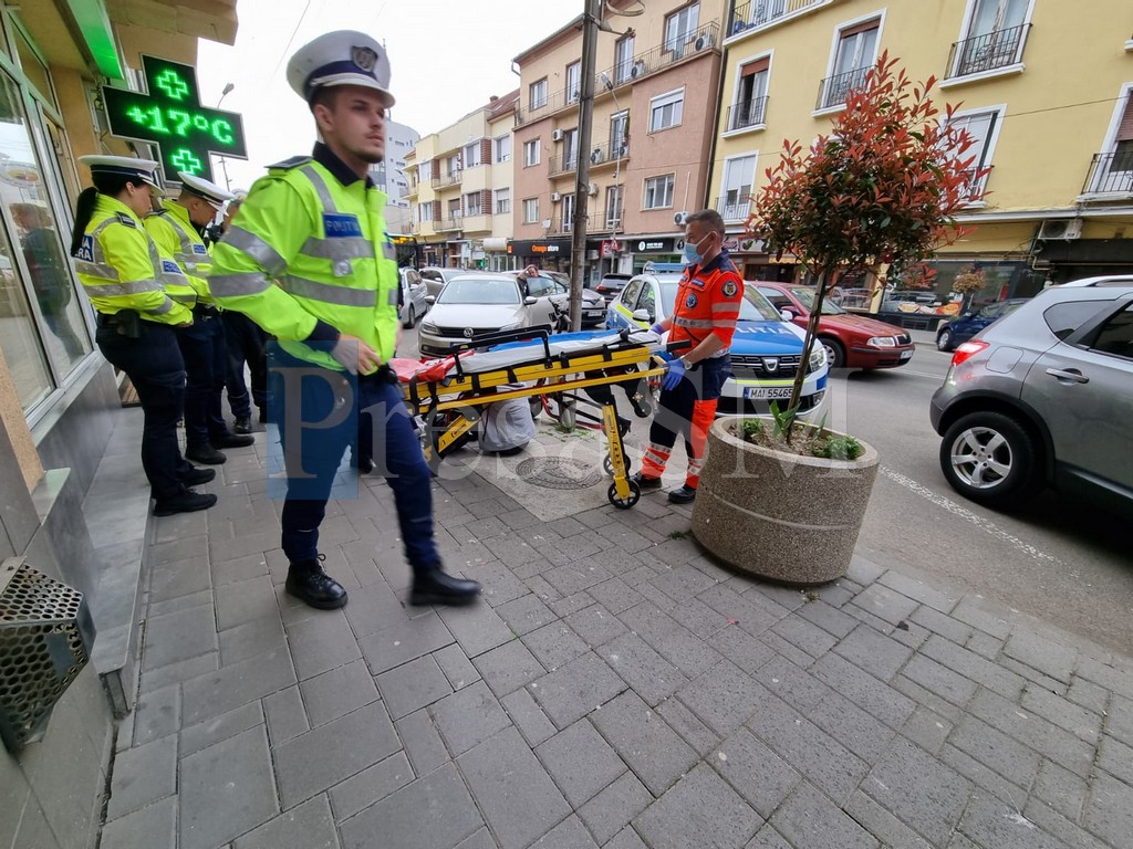 Un copil (4 ani) s-a lovit de o mașină, lângă Casa de Modă! Părinții au fost amendați