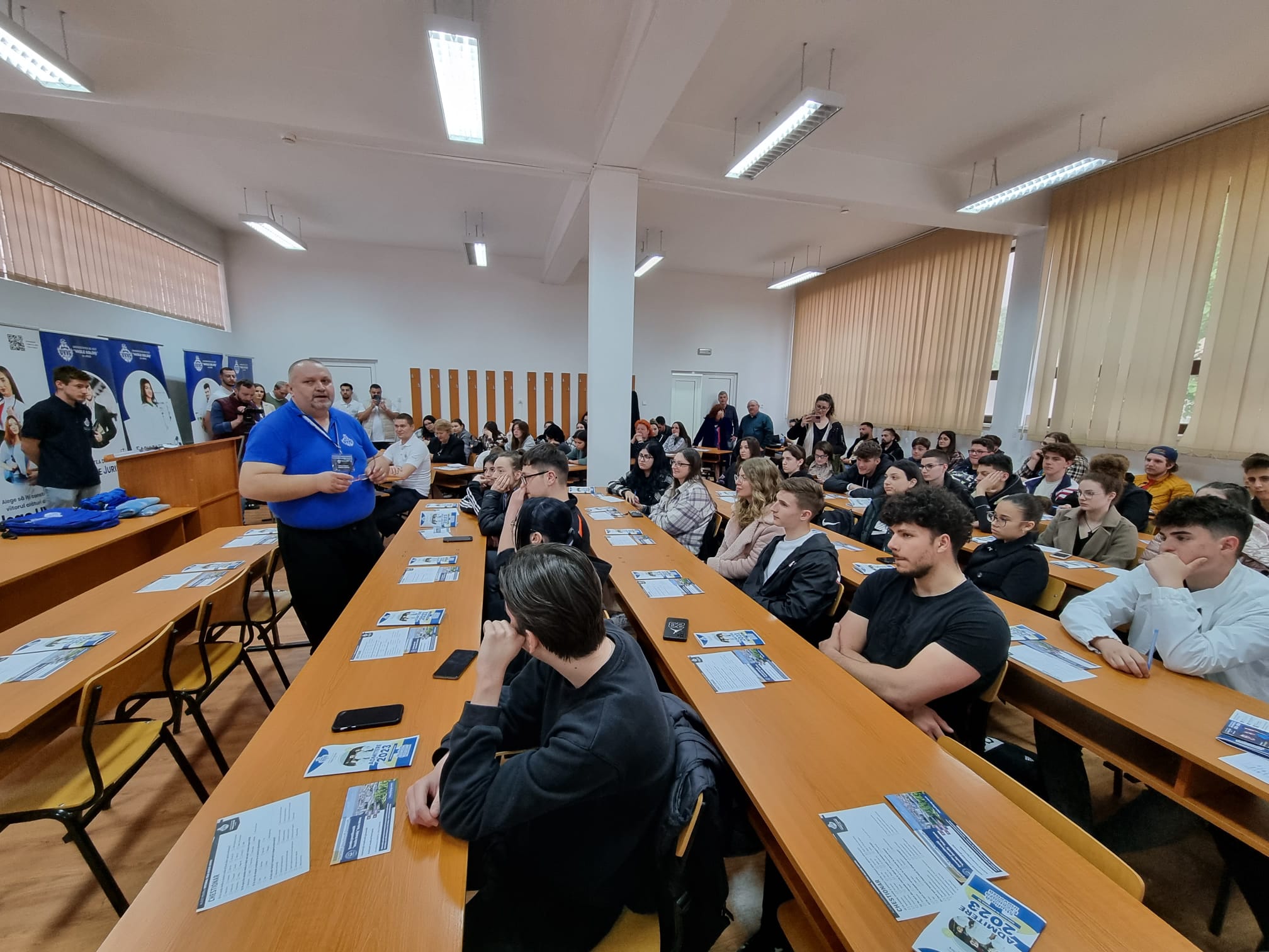 FOTO. Studenții de la Universitatea Vasile Goldiș din Arad, în vizită la colegii din filiala Satu Mare