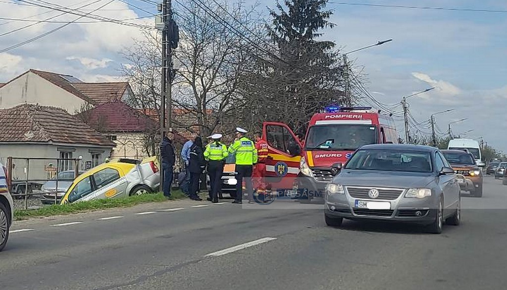 FOTO. Un nou accident pe B-dul Lucian Blaga. Un taximetru a ajuns în șanț, persoană încarcerată