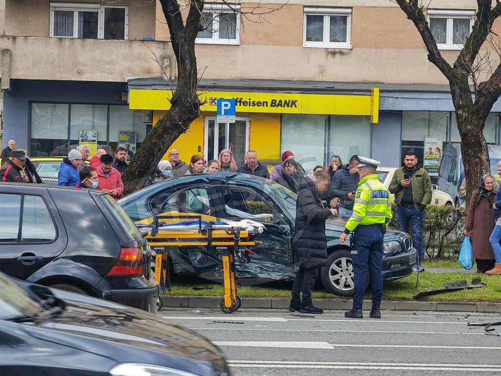 FOTO/VIDEO. Accident grav pe Drumul Careiului. Coliziune între două autoturisme. O femeie încarcerată