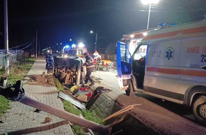 FOTO. Accident cumplit în țară. Doi tineri, inclusiv un copil, au murit. S-au izbit cu mașina de un stâlp