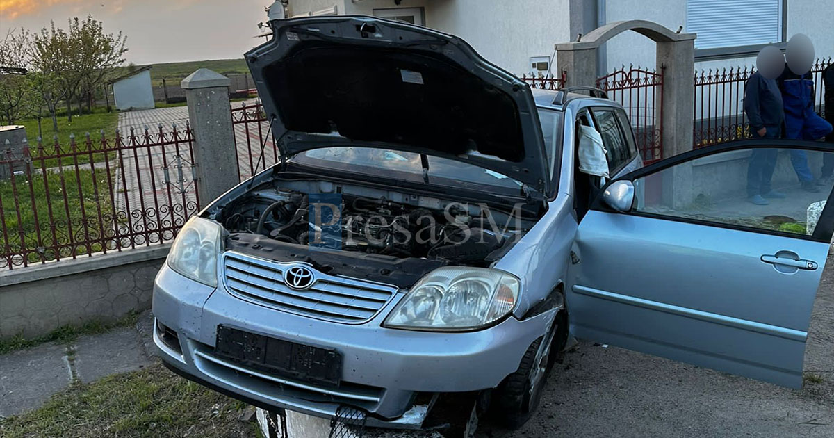 FOTO. Accident în județul Satu Mare. Șoferul a ajuns cu mașina într-un cap de pod