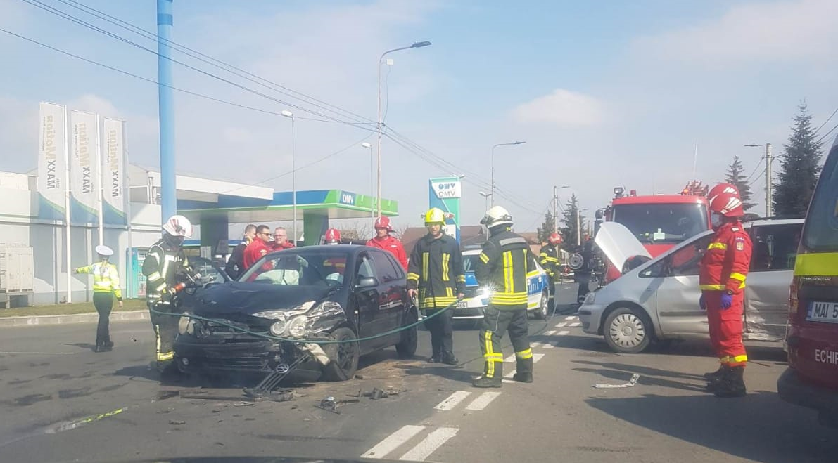 FOTOGALERIE. Accidentul de pe B-dul Lucian Blaga, produs de un șofer de 74 de ani. O tânără a ajuns la UPU