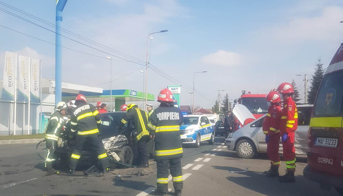 FOTO. Accident în municipiul Satu Mare. Patru persoane se aflau în mașini, a intervenit Descarcerarea