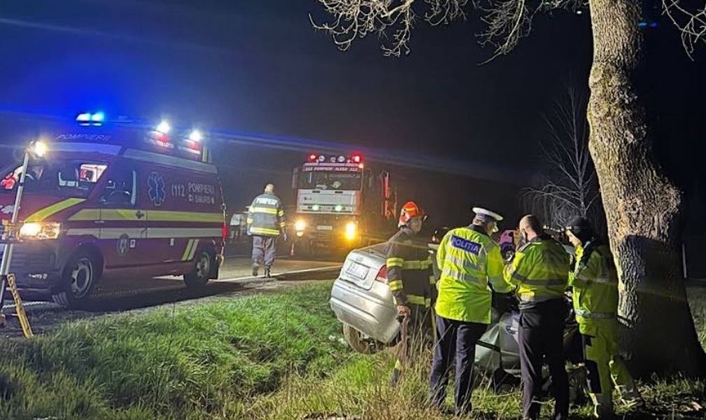 SATU MARE. O șoferiță beată s-a oprit cu mașina în copac. A fugit pe ”7 cărări” de la locul accidentului