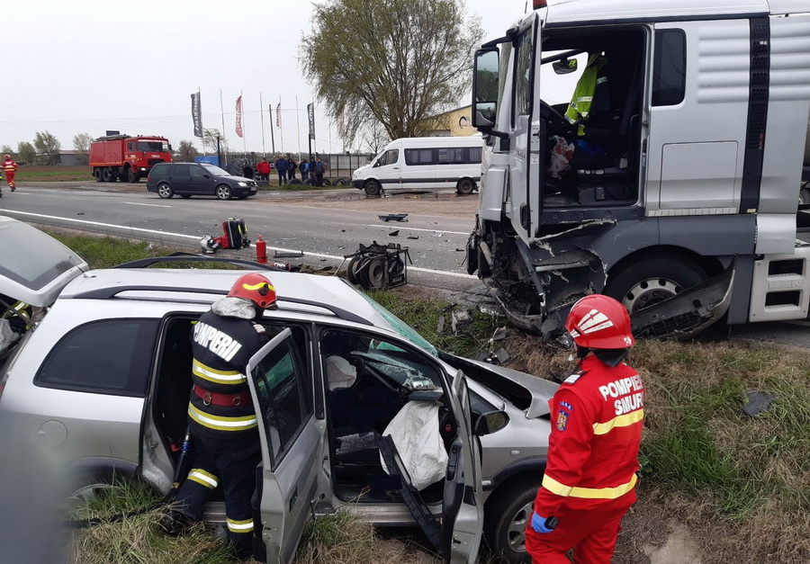 FOTO. Accident mortal pe DN19 Satu Mare - Oradea. Impact între două TIR-uri și o mașină