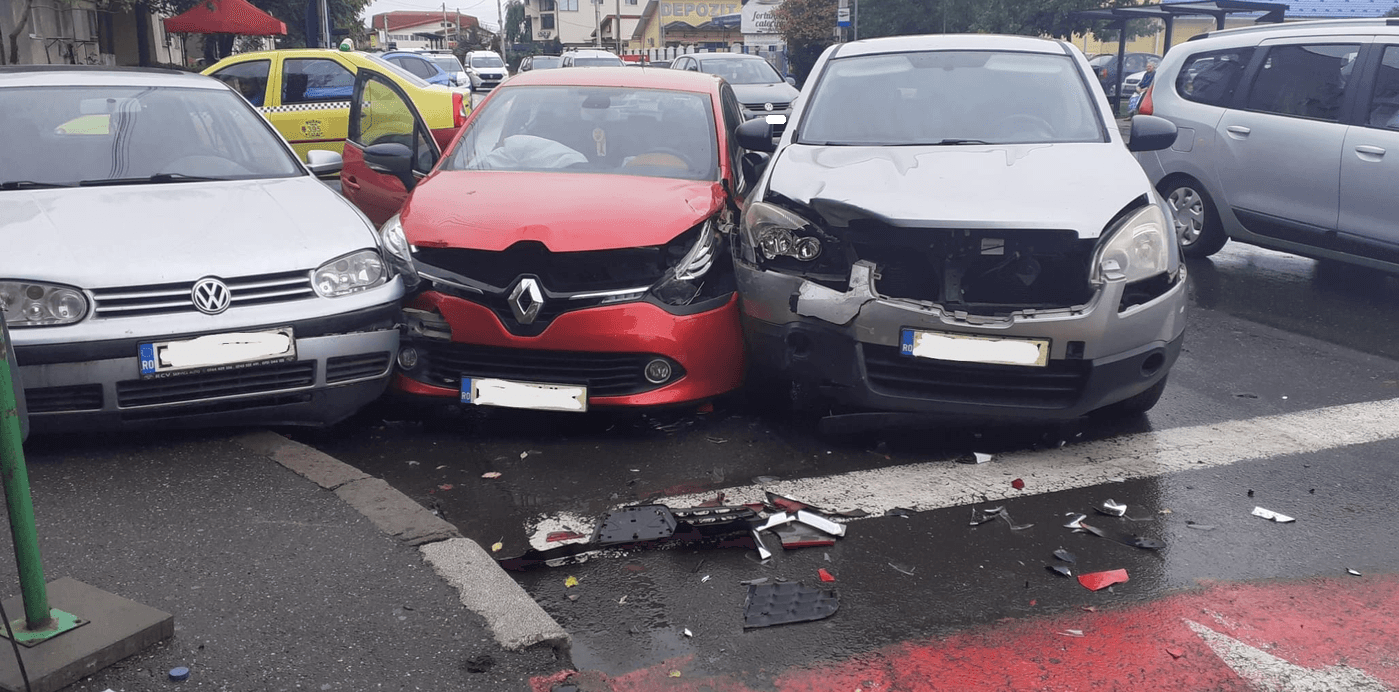 Accident în lanț în parcarea unui supermarket din județul Satu Mare. Un puștan fără permis a comis-o