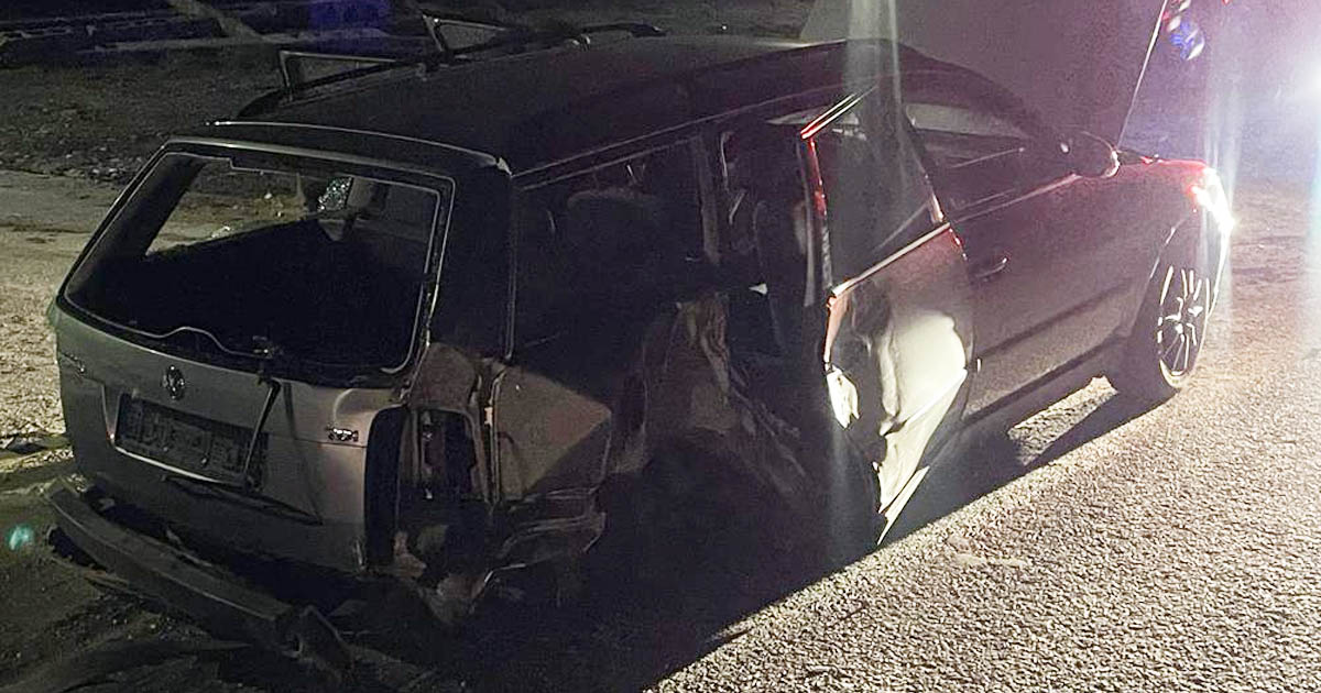 FOTO. Un puștan (19) vitezoman a "parcat" în stâlp. Prietenul sau a ajuns la Urgență, în Carei