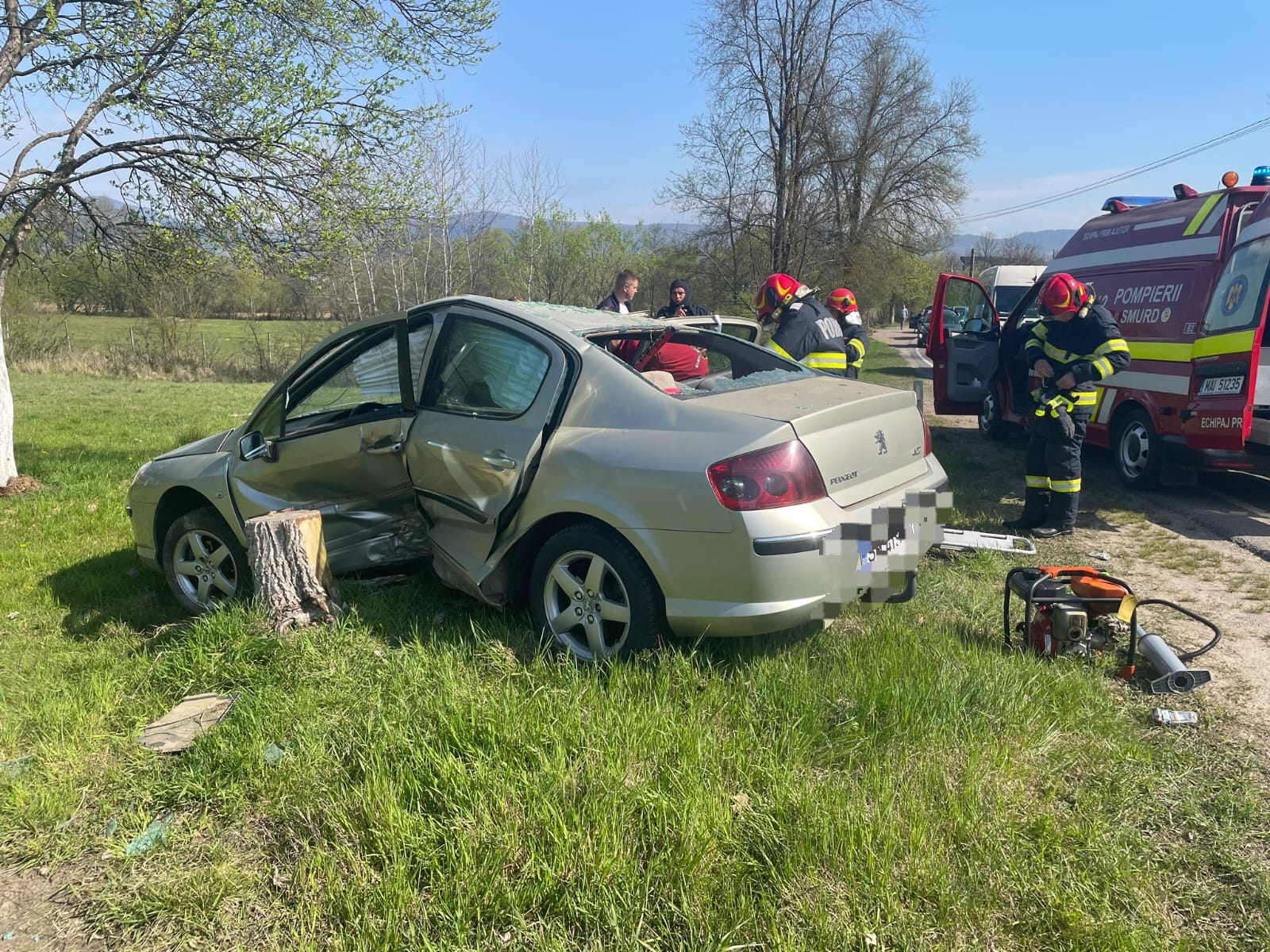 FOTO. Accident în județul Satu Mare. O șoferiță s-a oprit cu mașina în copac. A intervenit descarcerarea