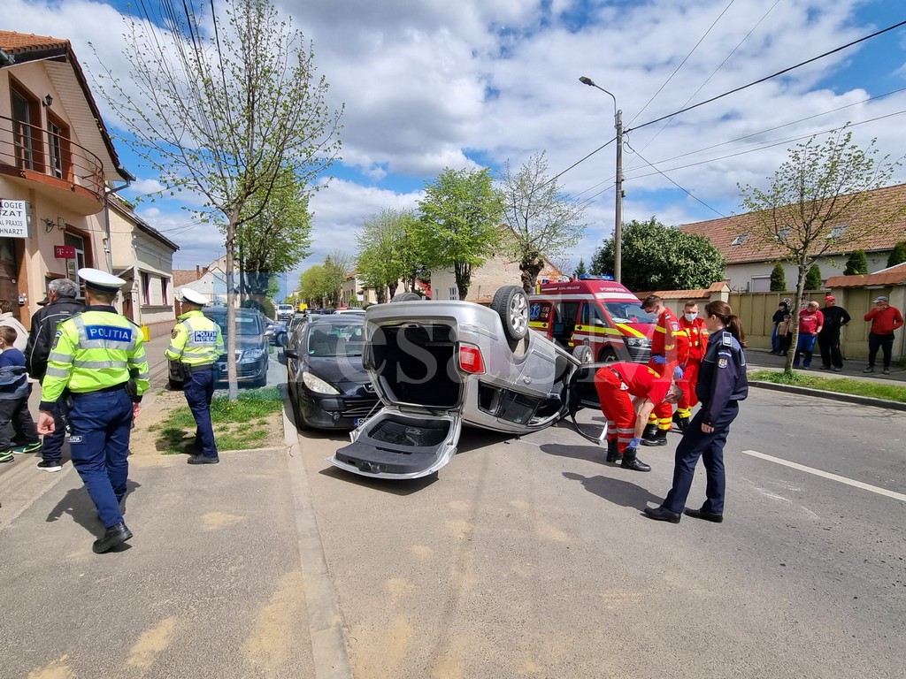FOTO/VIDEO. Alcoolemie foarte mare la șoferița care s-a răsturnat cu mașina. Fiul (11 ani), rănit