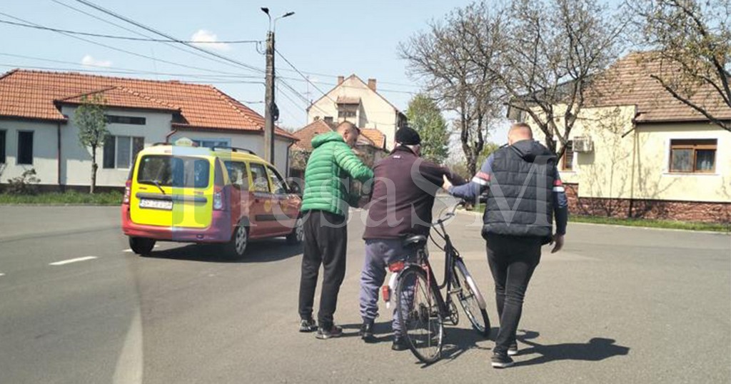 FOTO. Biciclist căzut în intersecție. Salvat de un polițist local, aflat în timpul liber