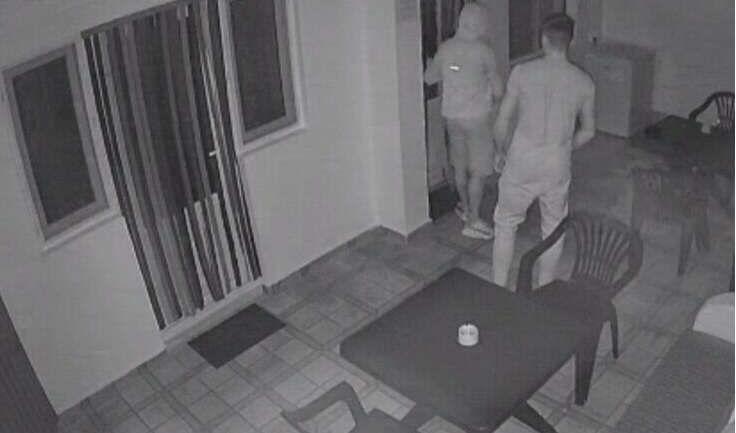 În timp ce victimele jucau fotbal la Carei, un hoț s-a pus să golească vestiarul