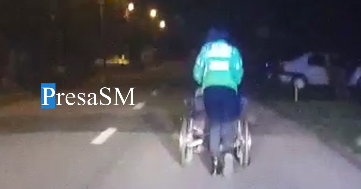 VIDEO. Gest impresionant! Polițiștii din Satu Mare, în ajutorul unui bărbat în scaun cu rotile. L-au dus acasă în siguranță