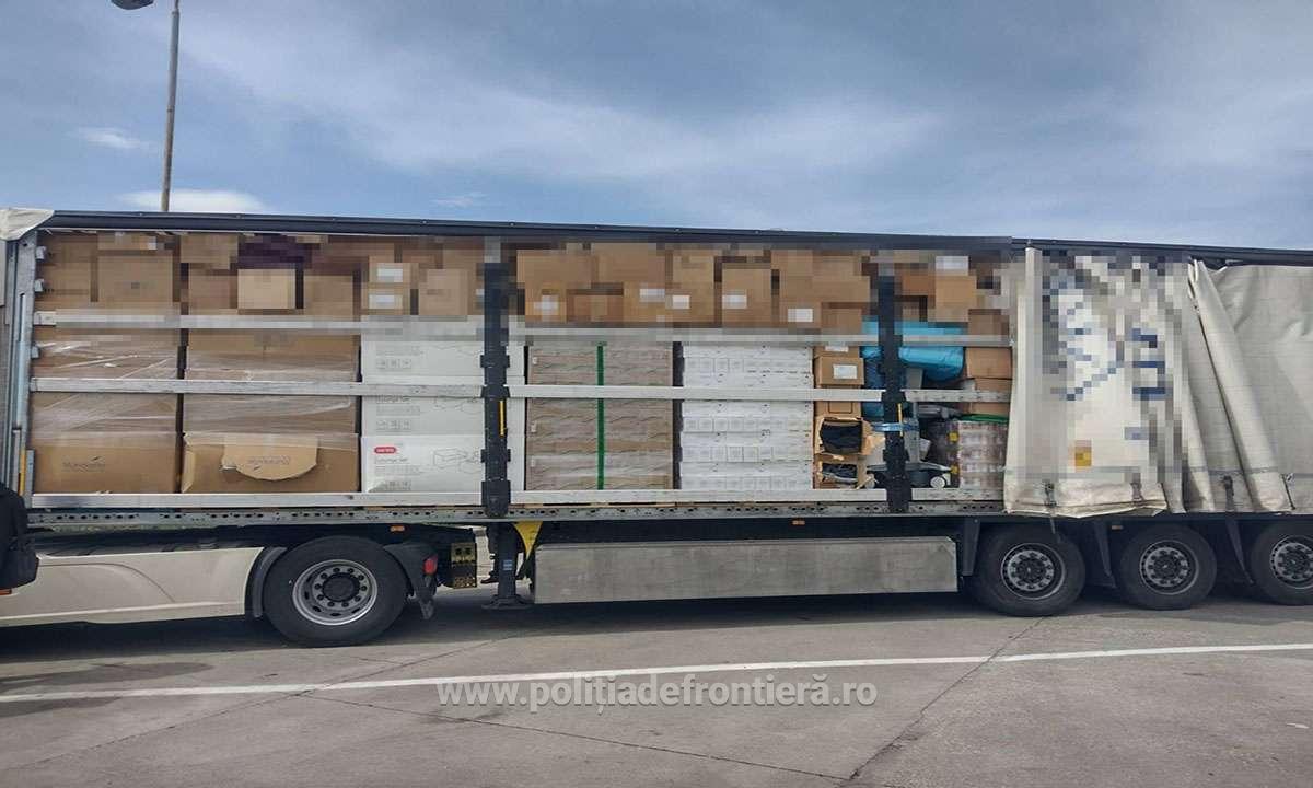 FOTO. Zeci de tone de deșeuri, pe post de haine second-hand, oprite în Vama Petea. Retrimise în Germania