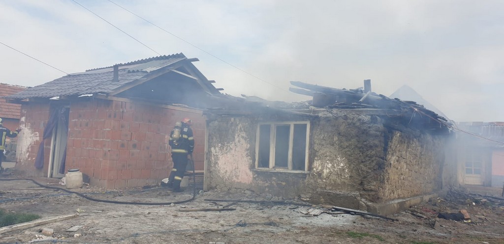FOTO. Incendiu în județul Satu Mare. Au intervenit pompierii. Totul a început de la o bucată de jar