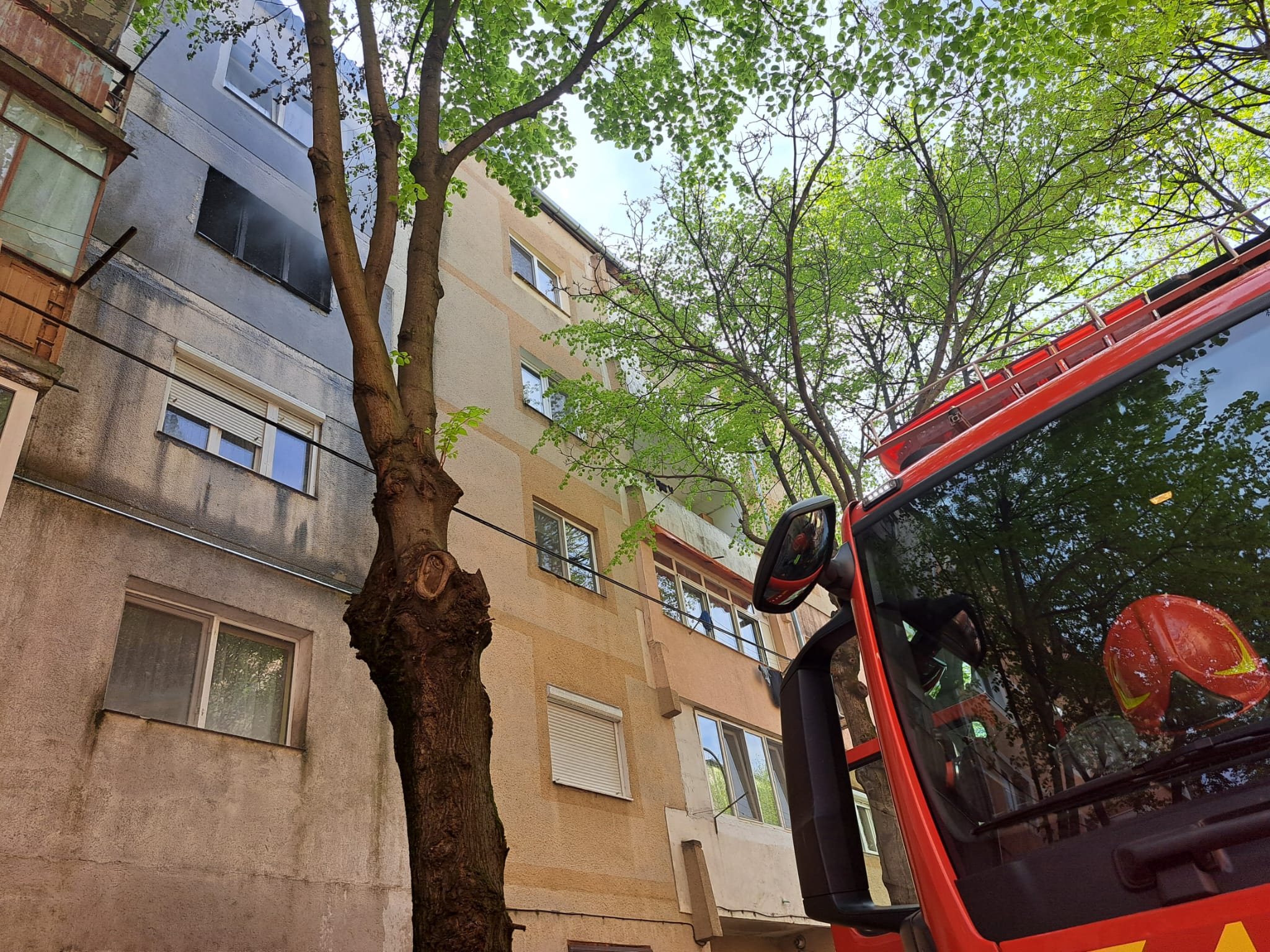 FOTO/VIDEO. Incendiu la un apartament din municipiul Satu Mare. Opt persoane evacuate