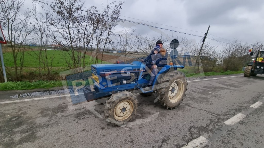 FOTO. Cu nepoțelul pe minitractor. Un bunic a venit cu cel mic la protest, pentru un viitor mai bun