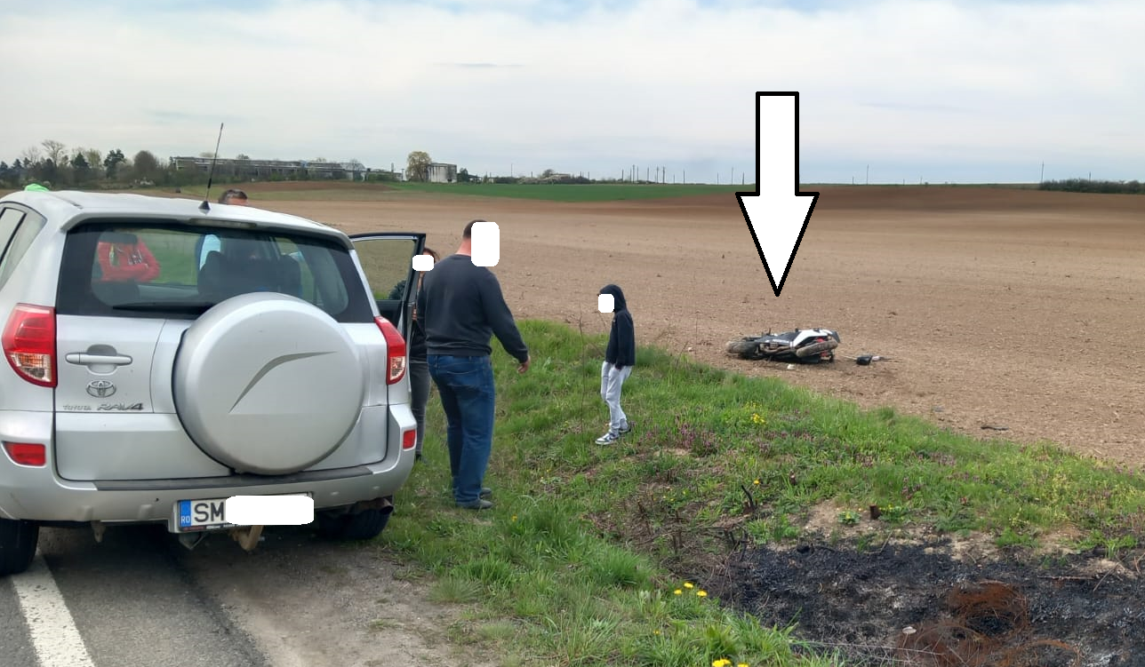 FOTO. Un motociclist a zburat de pe șosea pe câmp, în județul Satu Mare