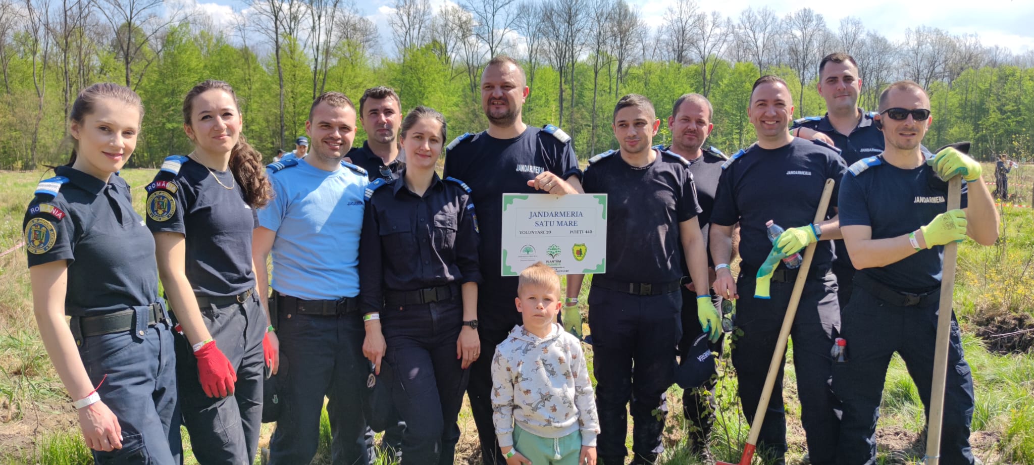 FOTO. Jandarmii sătmăreni au sărbătorit "Ziua Pământului". Sute de puieți, plantați de oamenii legii