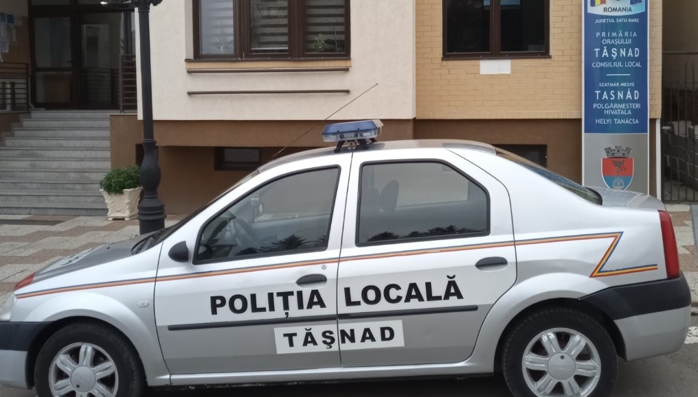 Culmea prostiei! Un suspect de trafic de droguri s-a dat de gol dormind în mașină, în fața Primăriei Tășnad