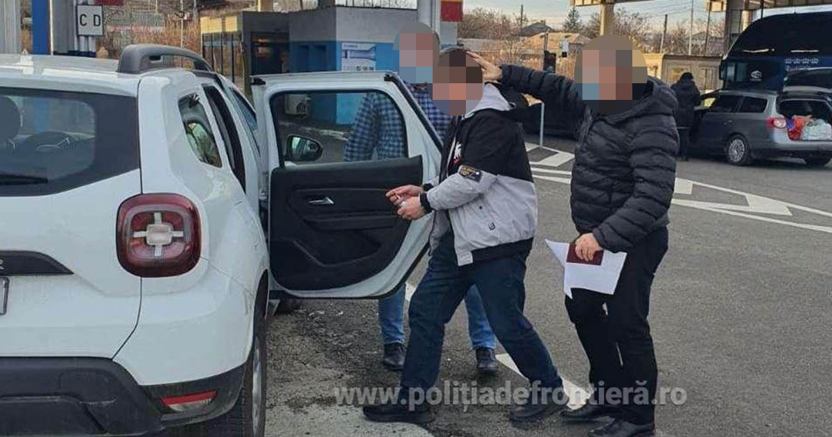 Urmărit internațional adus în Satu Mare în cătușe. Judecătorii sătmăreni i-au dat mandat de arestare