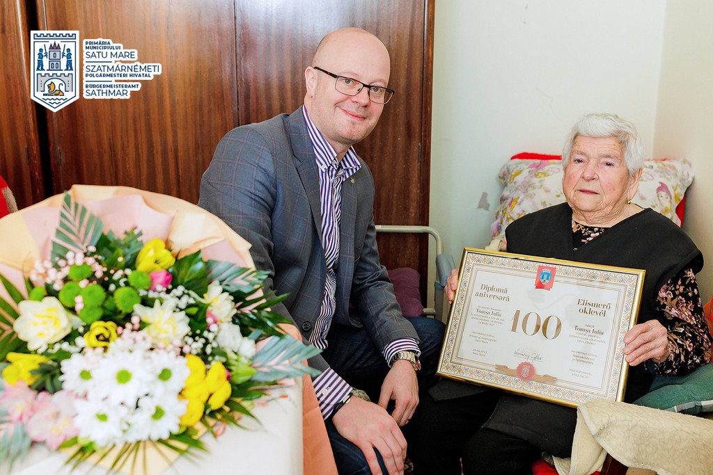 FOTO. O sătmăreancă tocmai a împlinit 100 de ani. Autoritățile i-au făcut o surpriză și au premiat-o