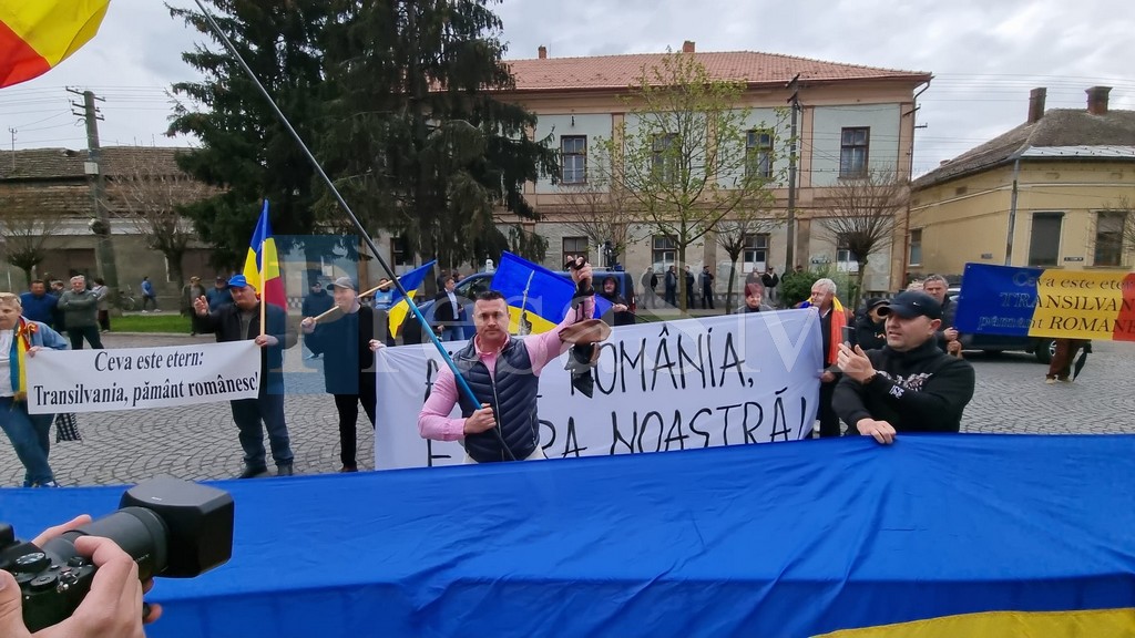 FOTO/VIDEO. Măsuri de securitate fără precedent la Carei. Tensiuni între protestatari și forțele de ordine