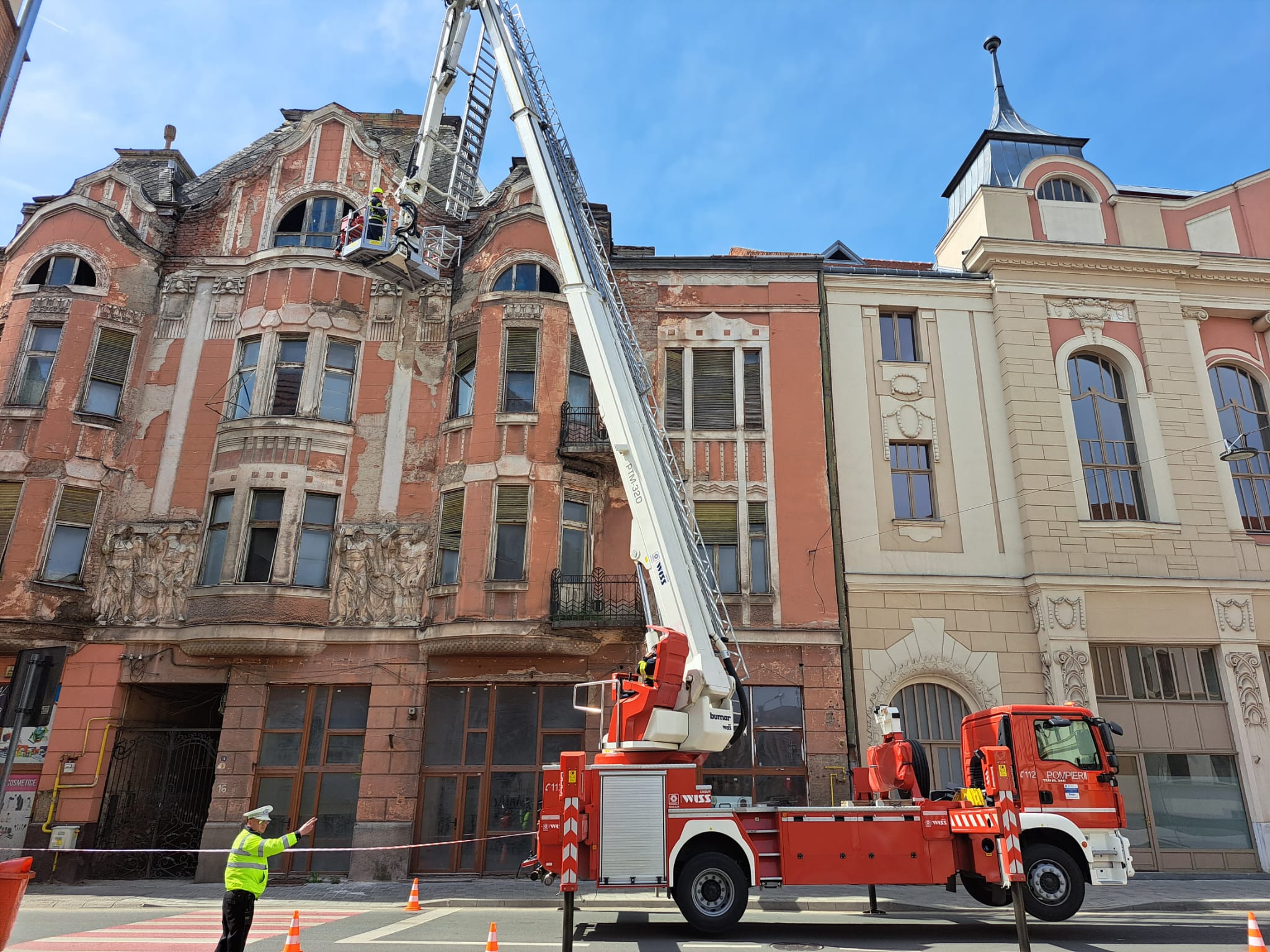 FOTO/VIDEO. Pericol în centrul Sătmarului. Cad bucăți dintr-o clădire-monument