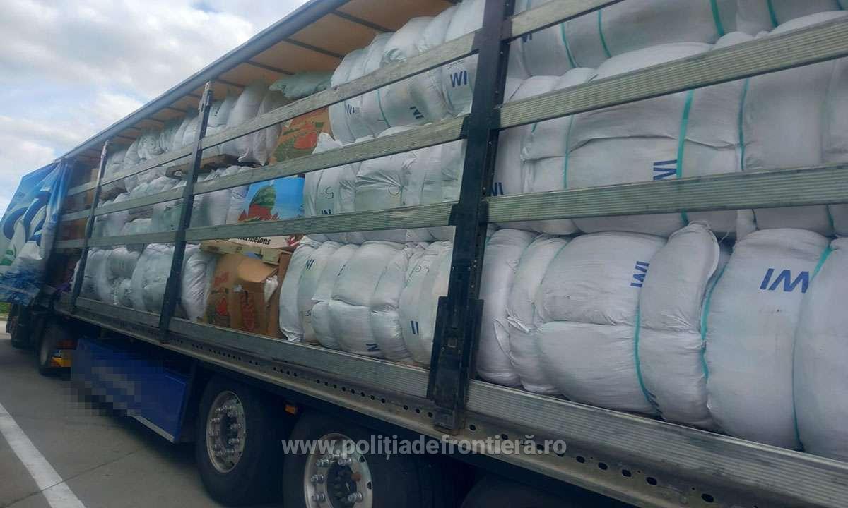 FOTO. Zece tone de haine second-hand urmau să ajungă în țara noastră. Frontieriștii sătmăreni le-au trimis înapoi