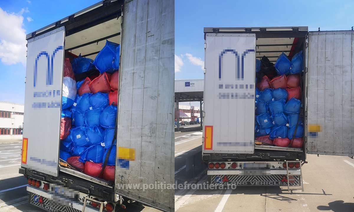 FOTO. Tone de "cârpe" din Polonia urmau să ajungă la noi în țară. Frontieriștii sătmăreni le-au trimis înapoi