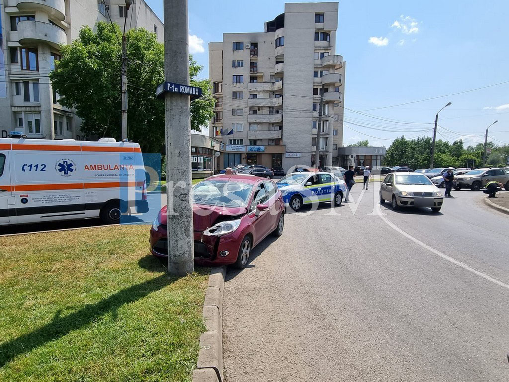 FOTO/VIDEO. O sătmăreancă în vârstă de 70 de ani a intrat cu mașina într-un stâlp. Soțul, la Urgențe