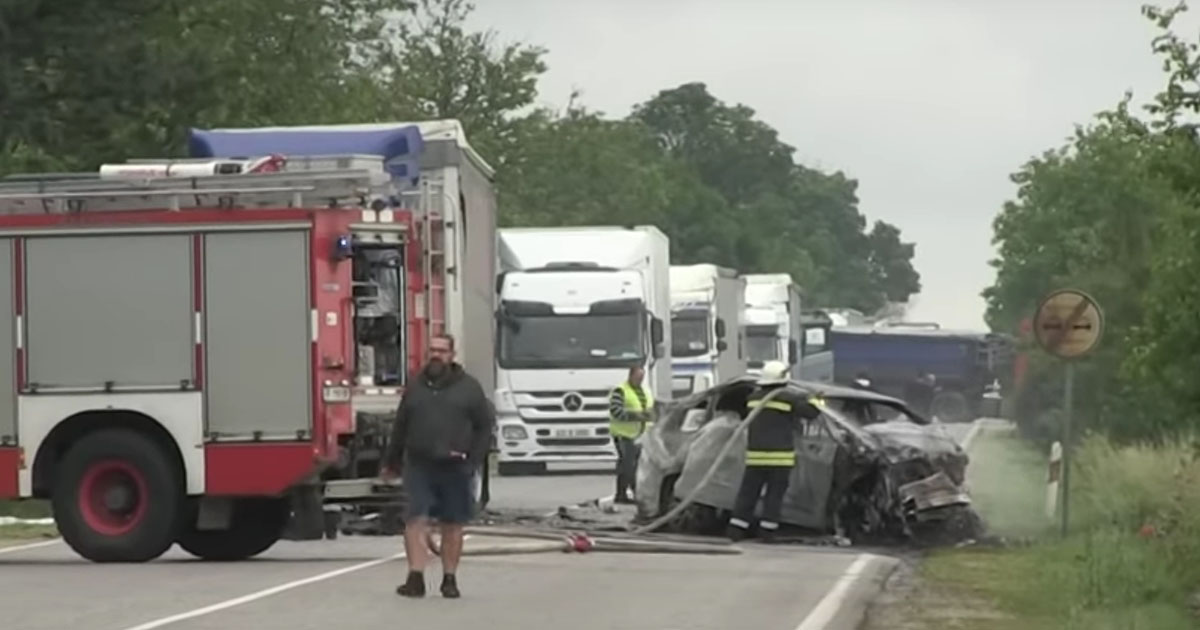VIDEO. Moarte cumplită pentru doi români. Au ars de vii în propria mașină. S-au lovit frontal de un TIR