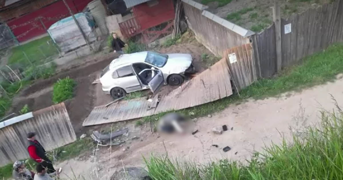 VIDEO. Accident teribil în țară. "A zburat" cu mașina în curtea unor oameni. Momentul, surprins de camerele de supraveghere