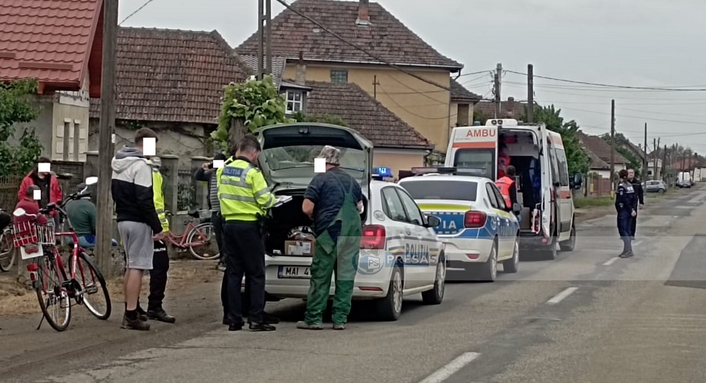 FOTOGALERIE. Doi bicicliști acroșați de o mașină în Ambud. Accident pe DJ193