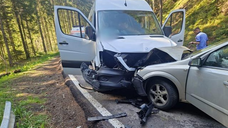 FOTO. Impact frontal între un microbuz (12 copii) și o mașină. Sătmărean găsit vinovat