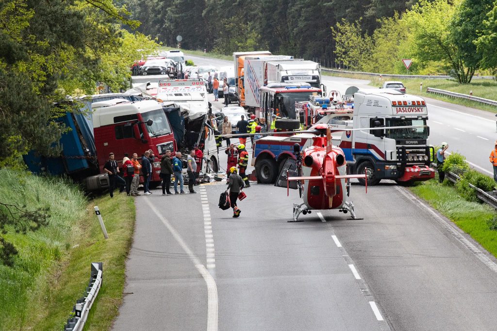 FOTO. Accident cu un mort și zeci de răniți! TIR românesc, impact cu un autobuz plin cu turiști maghiari