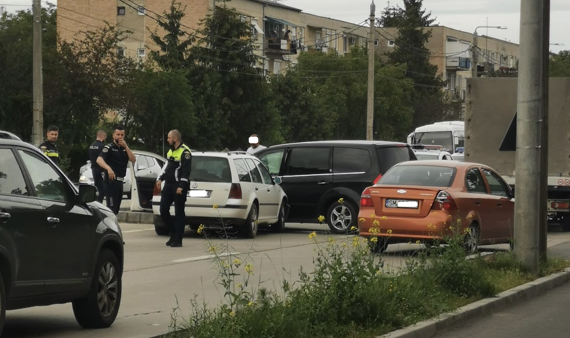 FOTO. Accident rutier produs de două șoferițe, pe Drumul Botizului. Una a ajuns la Urgență