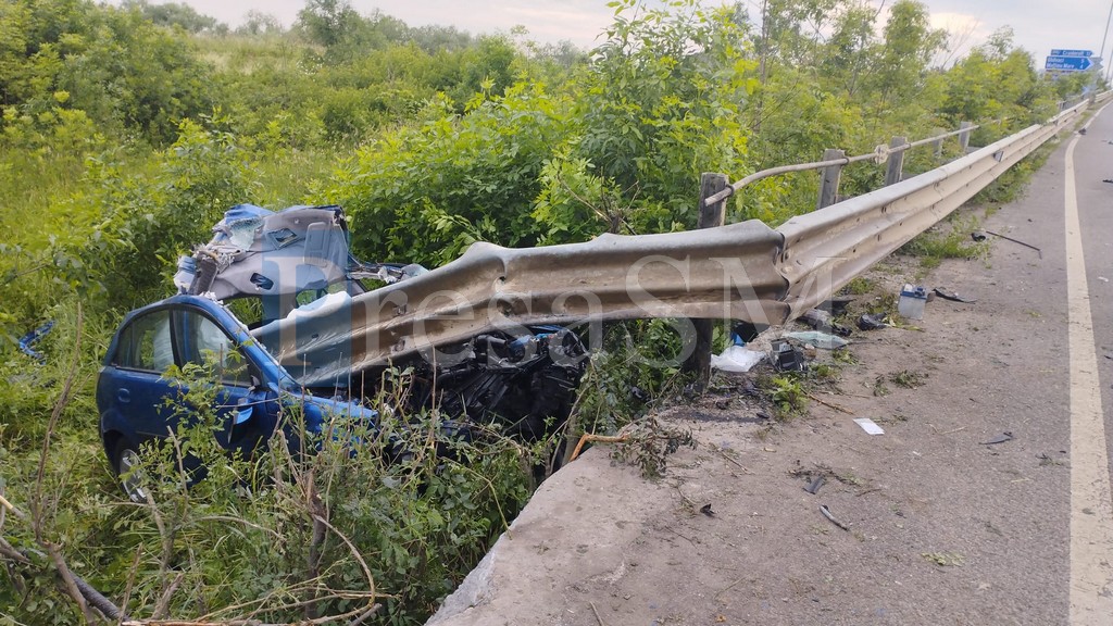 FOTO. Accident teribil în județul Satu Mare. Tânăr încarcerat, mașina s-a înfipt în parapet