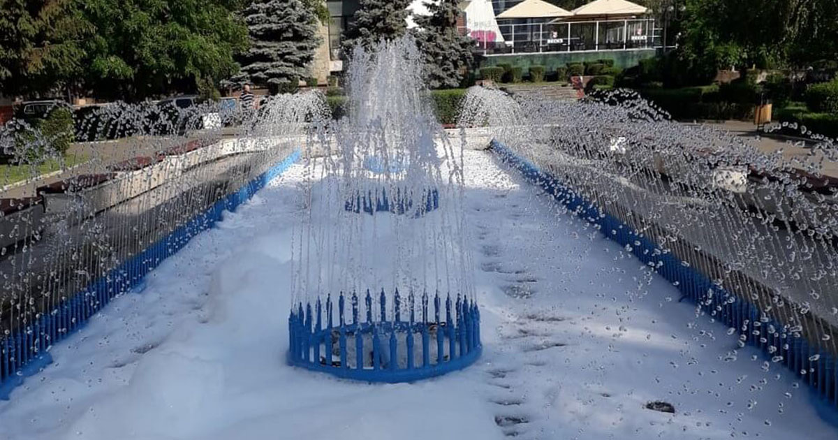 FOTO. Arteziană cu spumă într-un mare oraș din țară. Nu e prima dată când se întâmplă
