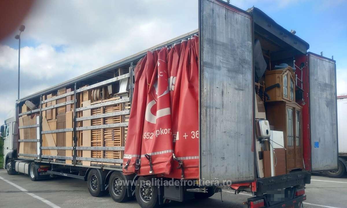 FOTOGALERIE. Mai multe TIR-uri, interzise prin Vama Petea. Zeci de tone de ”marfă” în bătaie de joc