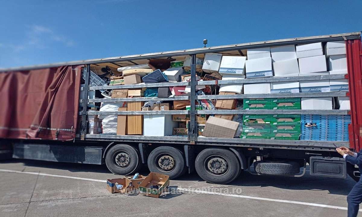 FOTO. Gunoaiele Europei, oprite din drum în Vama Petea. Retrimise în țările de origine
